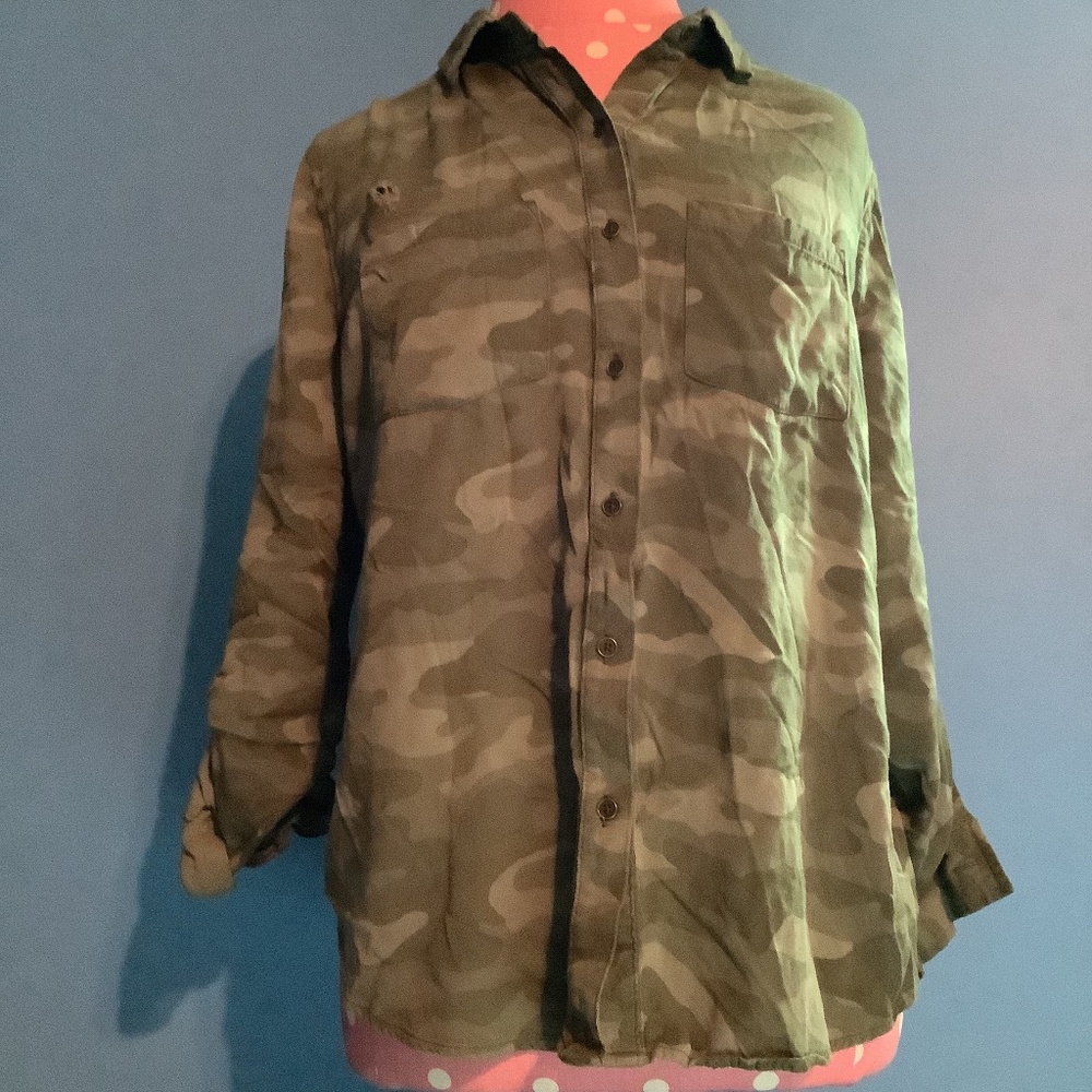 Women’s a new approach Long sleeved Green Camo top Size S
